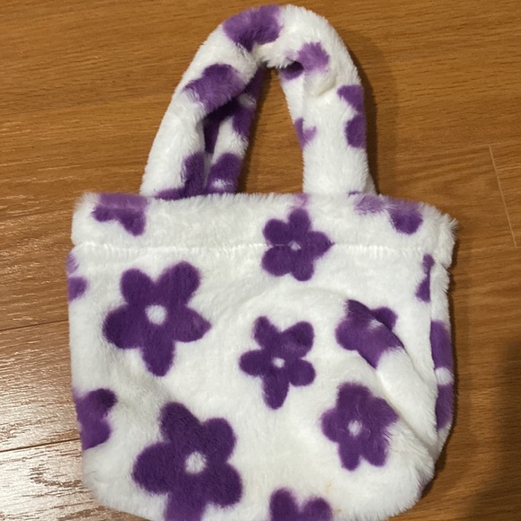 Fuzzy purse with flower design - Picture 2 of 3
